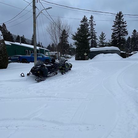 Camping Le 4 Chemins LʼAnse-Saint-Jean Exteriör bild