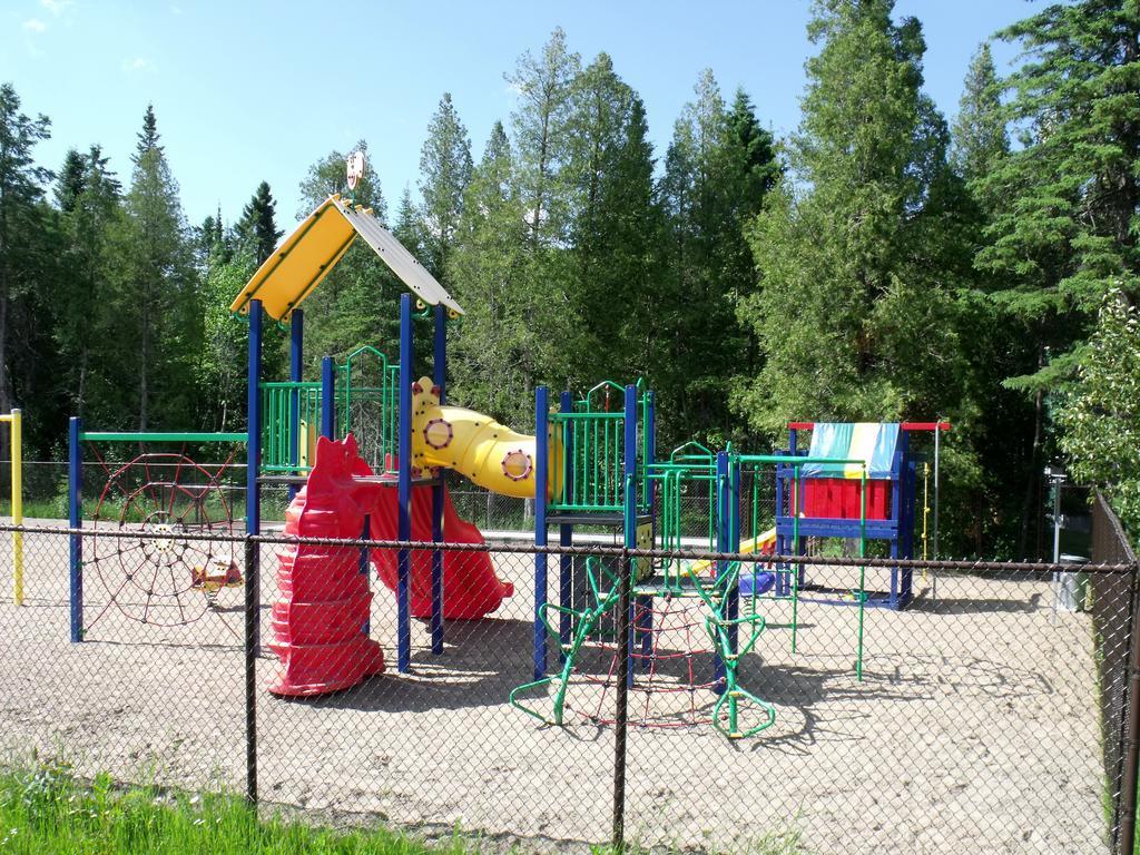 Camping Le 4 Chemins LʼAnse-Saint-Jean Rum bild