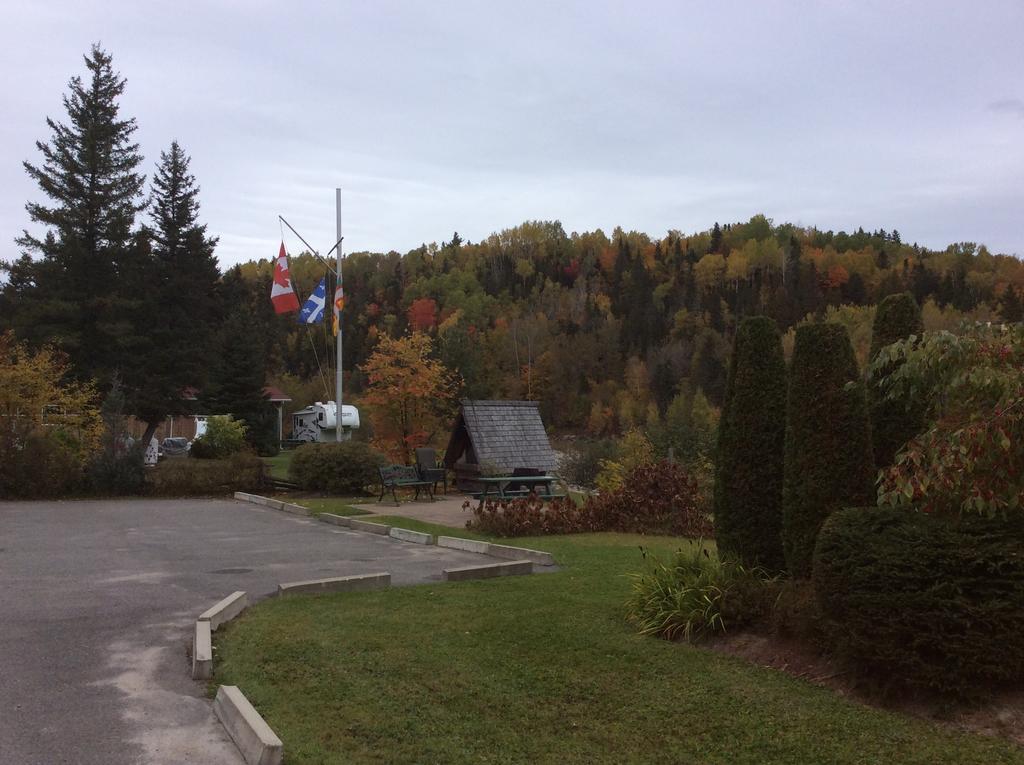 Camping Le 4 Chemins LʼAnse-Saint-Jean Rum bild
