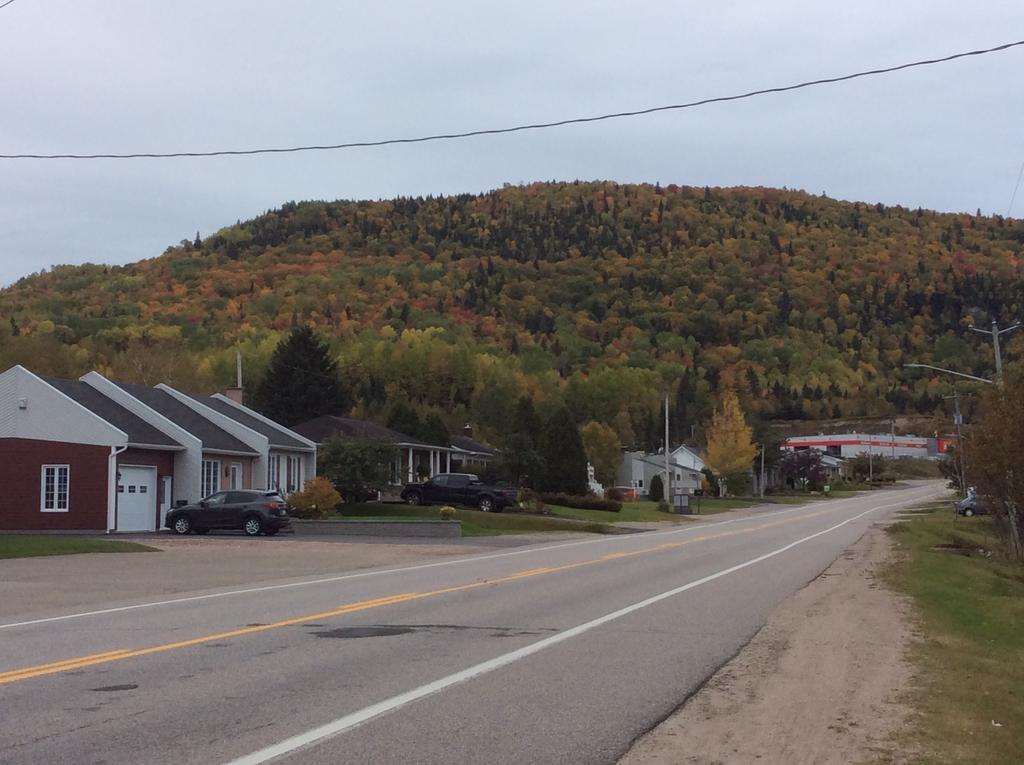 Camping Le 4 Chemins LʼAnse-Saint-Jean Rum bild