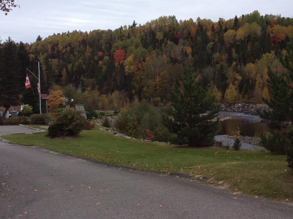 Camping Le 4 Chemins LʼAnse-Saint-Jean Rum bild
