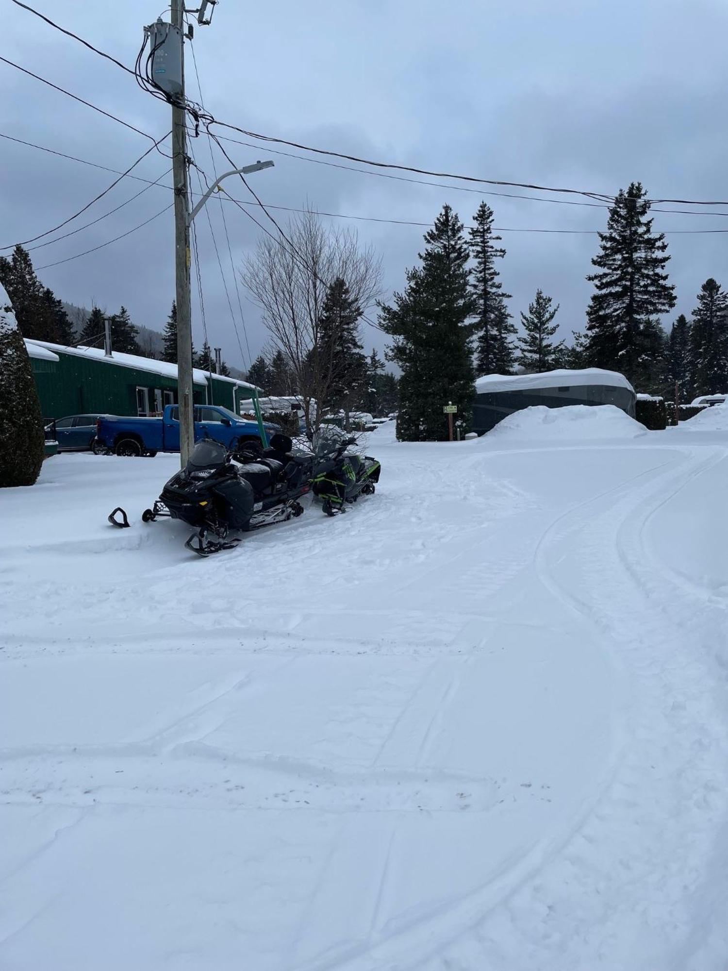 Camping Le 4 Chemins LʼAnse-Saint-Jean Exteriör bild