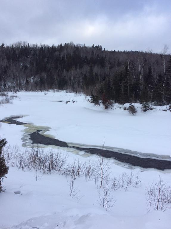 Camping Le 4 Chemins LʼAnse-Saint-Jean Exteriör bild