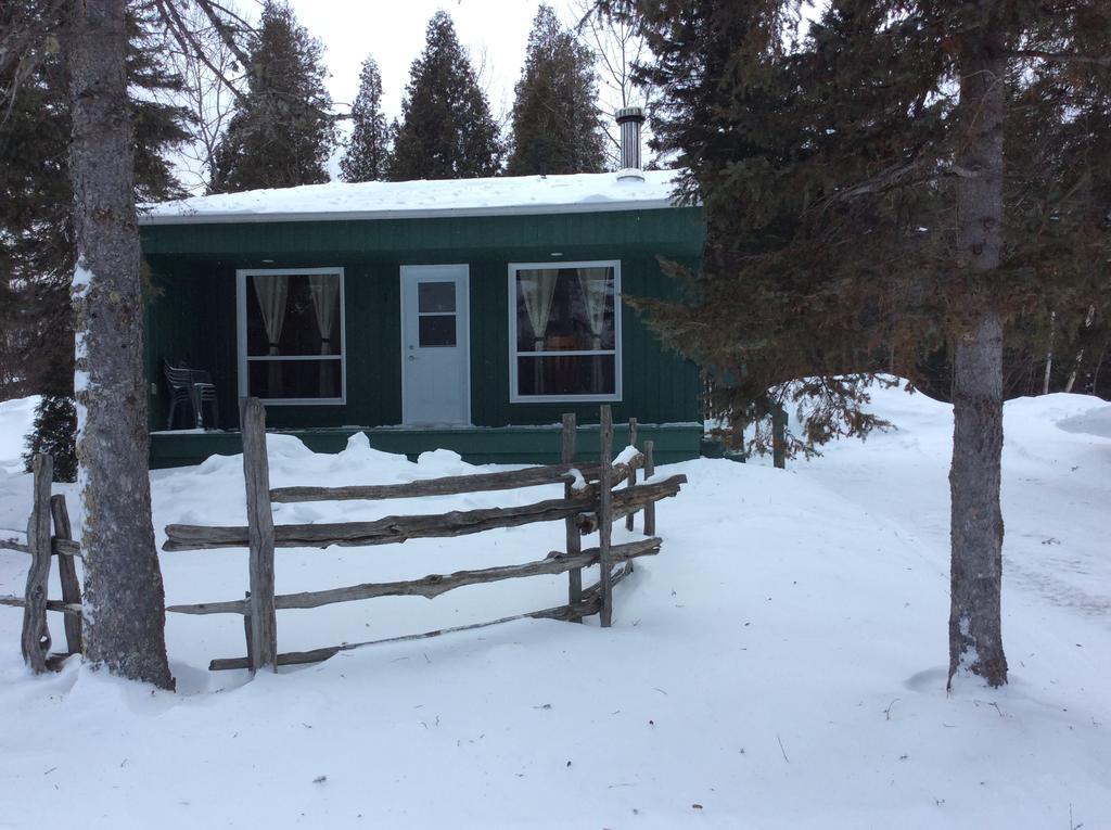 Camping Le 4 Chemins LʼAnse-Saint-Jean Exteriör bild