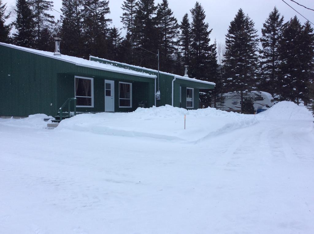 Camping Le 4 Chemins LʼAnse-Saint-Jean Exteriör bild