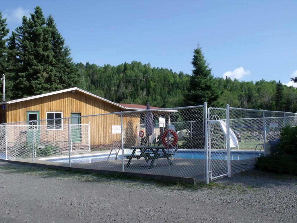 Camping Le 4 Chemins LʼAnse-Saint-Jean Rum bild
