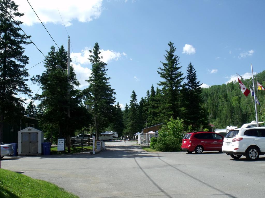 Camping Le 4 Chemins LʼAnse-Saint-Jean Rum bild